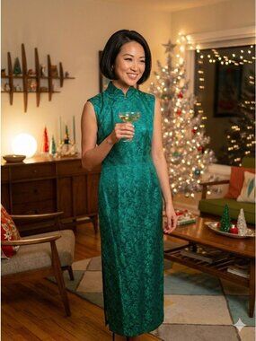 Vintage 1960s Emerald Green Satin Brocade Cheongsam Dress Mandarin Collar XS